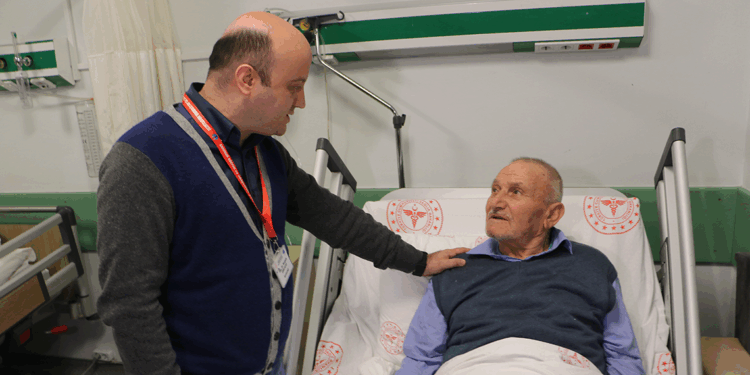 4 yaprakçıklı aort kapağı olan hastaya TAVI ile operasyon