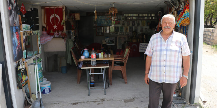 40 yıldır biriktirdiği eşyalarını evinin garajında sergiliyor
