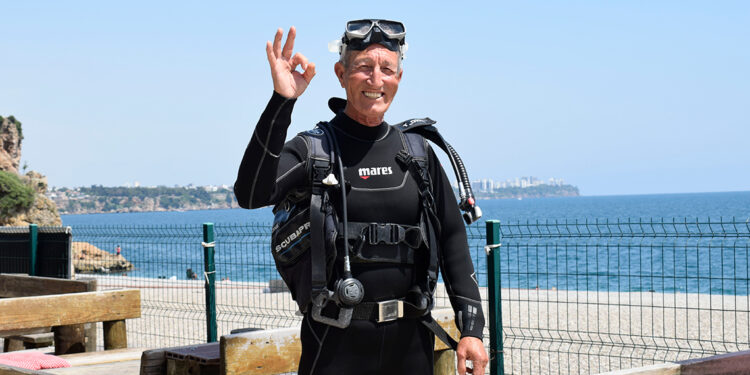 45 yaşında başladığı dalgıçlığı, 28 yıldır sürdürüyor