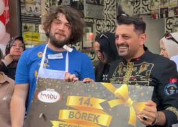 5 dakikada 11 metrelik böreği yedi, 10 gram altın kazandı