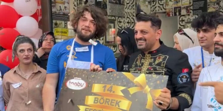 5 dakikada 11 metrelik böreği yedi, 10 gram altın kazandı