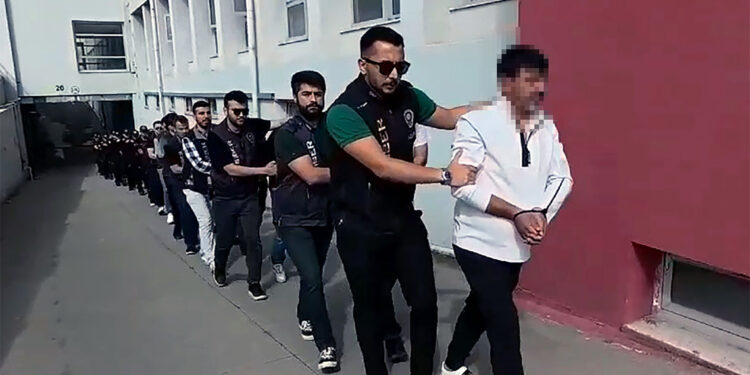 Adana'da yasa dışı bahis çetesi çökertildi; 15 tutuklama