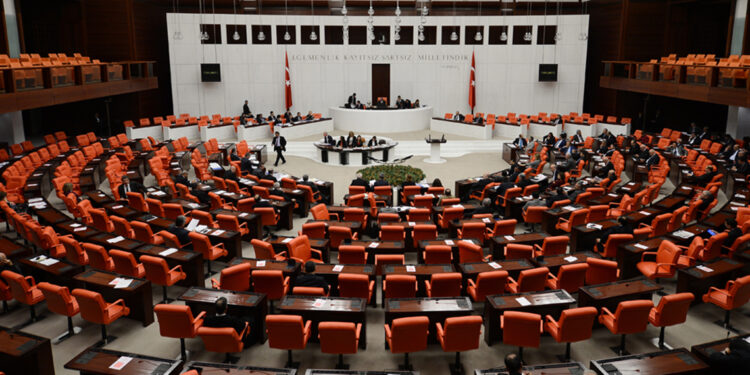 AK Parti TBMM Grubu, yeniden göreve seçildi