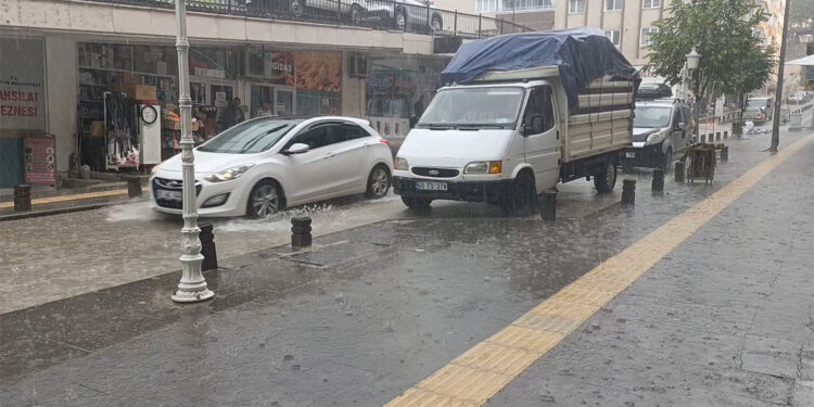 Amasya'da sağanak ve dolu etkili oldu