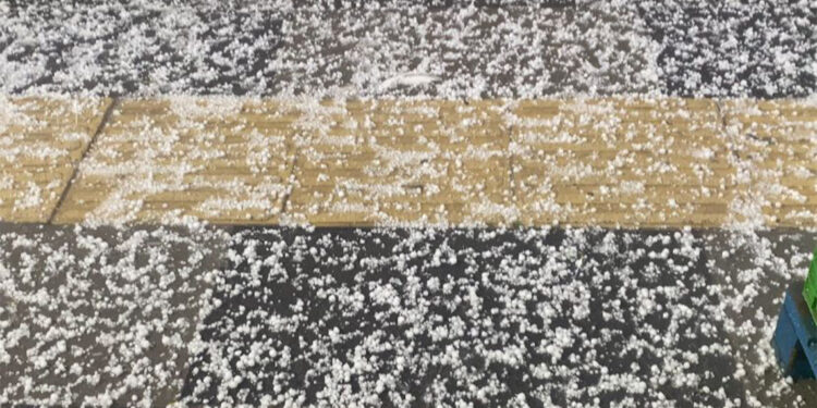 Ankara'da sağanak ve dolu etkili oldu; iş yerlerini su bastı