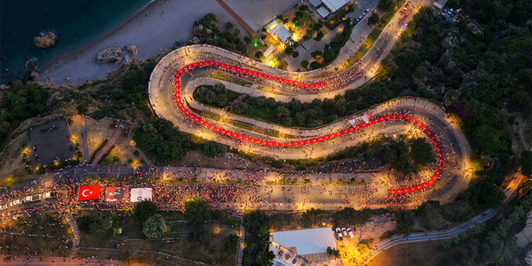 Antalya'da 19 Mayıs 'fener alayı'nda binlerce kişilik coşku