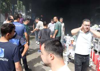 Araç boyama atölyesinde çıkan yangında 12 kişi dumandan etkilendi