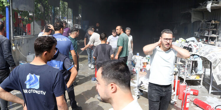 Araç boyama atölyesinde çıkan yangında 12 kişi dumandan etkilendi