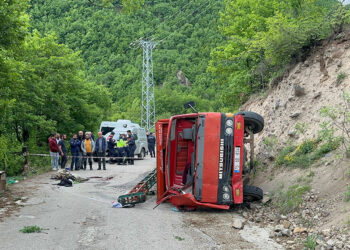 Artvin'de devrilen sondaj kamyonunda 1 kişi hayatını kaybetti