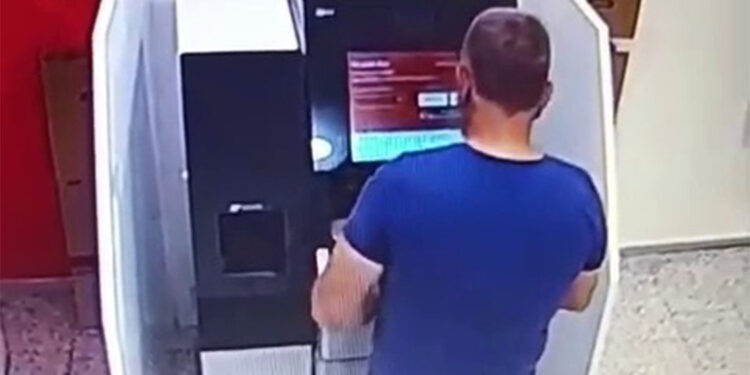 ATM'de kalan 13 bin lirası sıradaki diğer müşteri tarafından çalındı