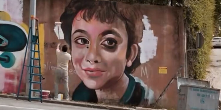 Mattia Ahmet Minguzzi'nin portresi ve kaykayı duvara resmedildi