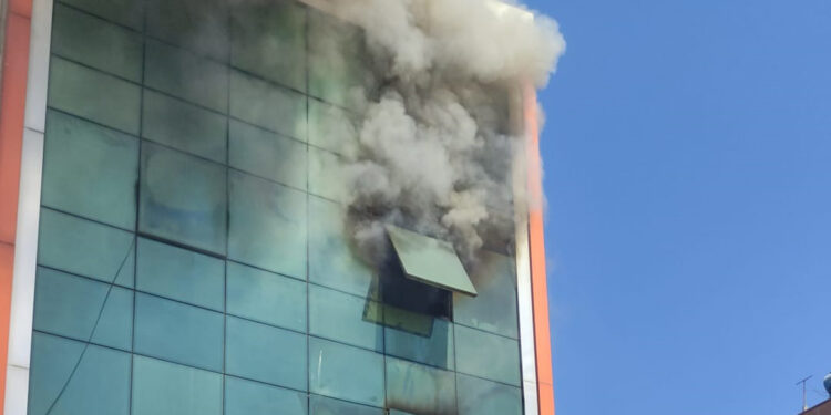 Adana'da yastık imalathanesinde yangın