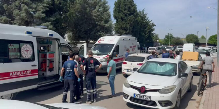 Adliye binası önünde akraba ailelerin kavgası: 5 yaralı, 7 gözaltı