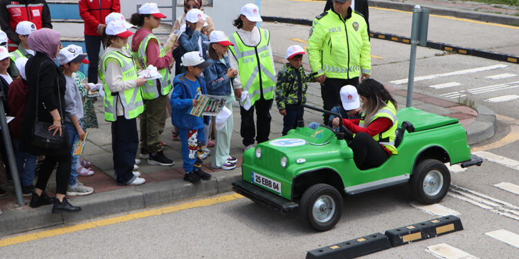 Akülü araçlarla çocuklara trafik eğitimi