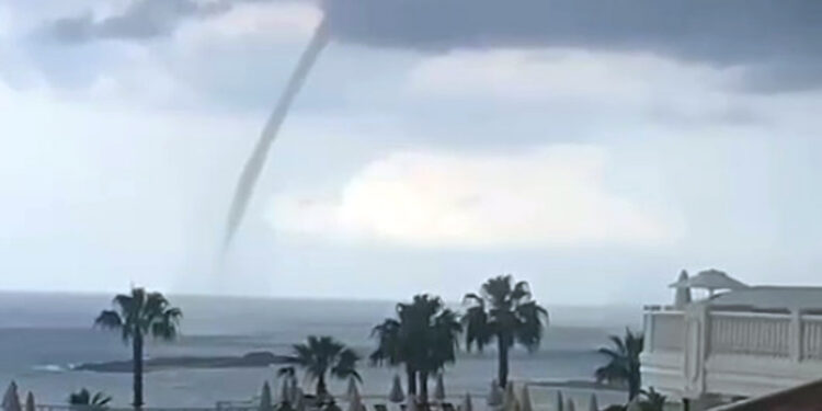 Antalya'da denizde oluşan hortumlar kamerada