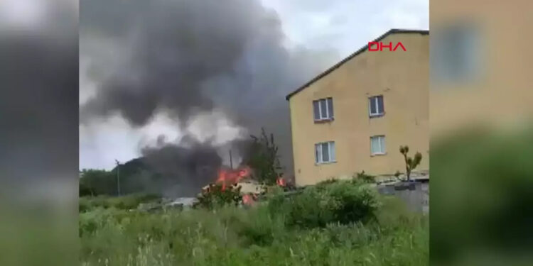 Arnavutköy'de barakada yangın