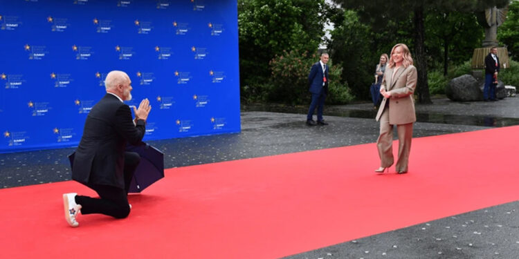 Arnavutluk başbakanı, Meloni'yi diz çökerek karşıladı