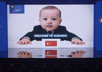 Arnavutluk'ta liderlerin yapay zekayla canlandırılmış çocukluk halleri izletildi