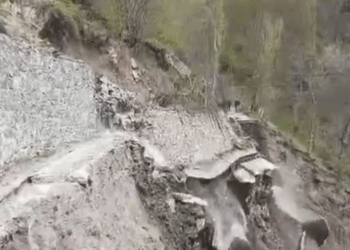 Artvin'de yol çalışmasında heyelan