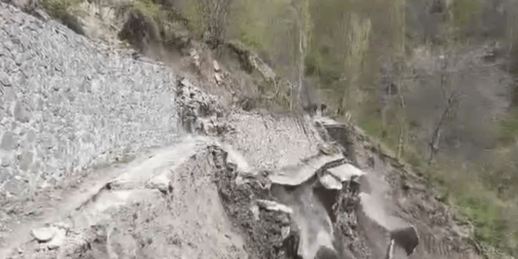 Artvin'de yol çalışmasında heyelan