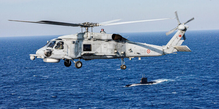 Askeri helikopter denize acil iniş yaptı