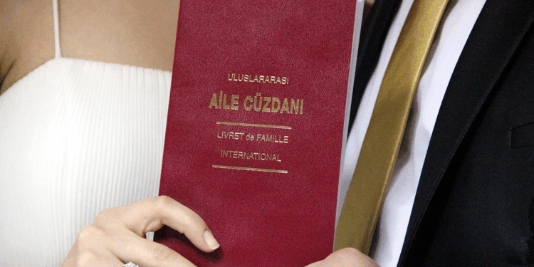 Aşkın resmi belgesi mi, ortaklığın tapusu mu? Evlilik cüzdanı ve içindeki mizah