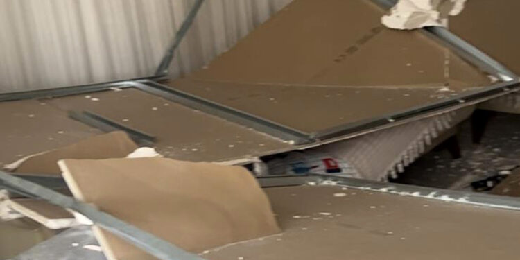 Asma tavan çöktü, anne ve 2 çocuğu birkaç dakikayla kurtuldu