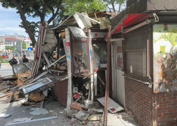 Avcılar'da kaçak büfeler 15 yıl sonra yıkıldı