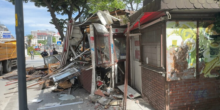 Avcılar'da kaçak büfeler 15 yıl sonra yıkıldı