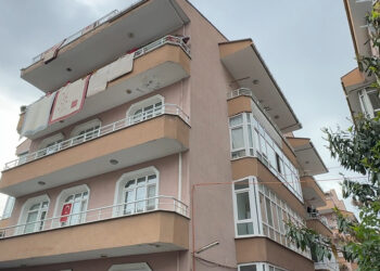 Avcılar'da riskli 4 katlı bina tahliye edilerek mühürlendi