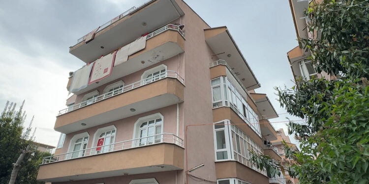 Avcılar'da riskli 4 katlı bina tahliye edilerek mühürlendi