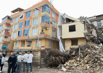 Avcılar'da riskli bina yıkıldı; yandaki bina 4 saatliğine tahliye edildi