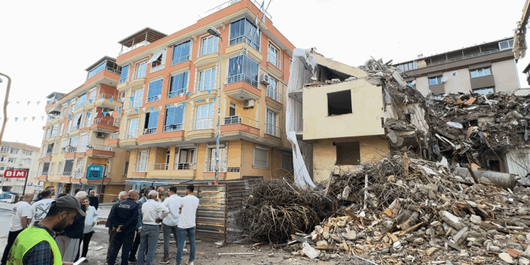 Avcılar'da riskli bina yıkıldı; yandaki bina 4 saatliğine tahliye edildi