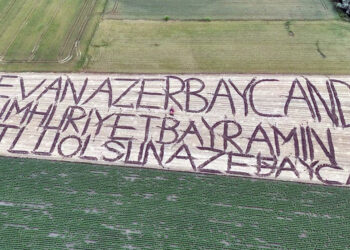 Azerbaycan'ın bağımsızlık gününü tarlasına yazdığı yazıyla kutladı