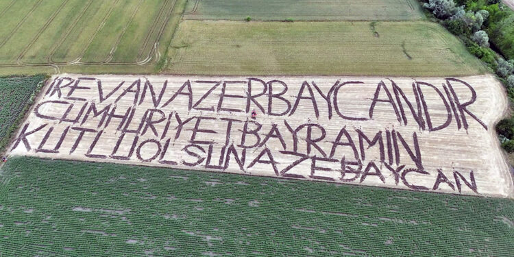 Azerbaycan'ın bağımsızlık gününü tarlasına yazdığı yazıyla kutladı