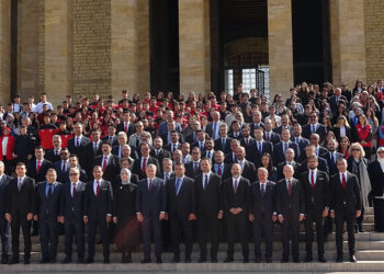Bakan Bak, sporcu ve gençlerden oluşan heyetle Anıtkabir'i ziyaret etti