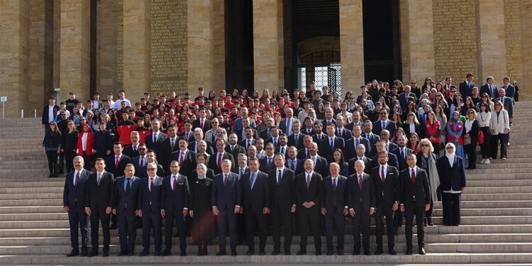 Bakan Bak, sporcu ve gençlerden oluşan heyetle Anıtkabir'i ziyaret etti