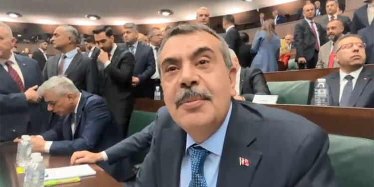 Eğitim ile ilgili tartışmaların varlığından mutluyum