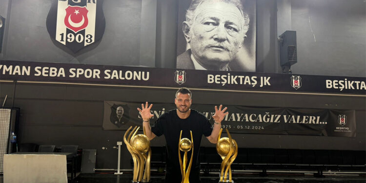 Ozan Arifoğlu 21 yıllık kariyerini şampiyonlukla noktaladı