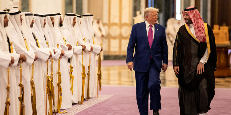 Trump, Suriye Cumhurbaşkanı Ahmed Şara ile Suudi Arabistan'da görüşecek