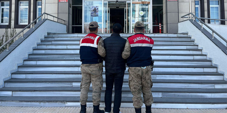 Bitlis'te 14 yıl 4 ay hapis cezasıyla aranan firari yakalandı
