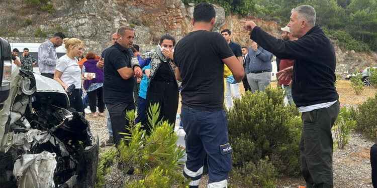 Bodrum'da servis minibüsü ile otomobil çarpıştı; 16 yaralı