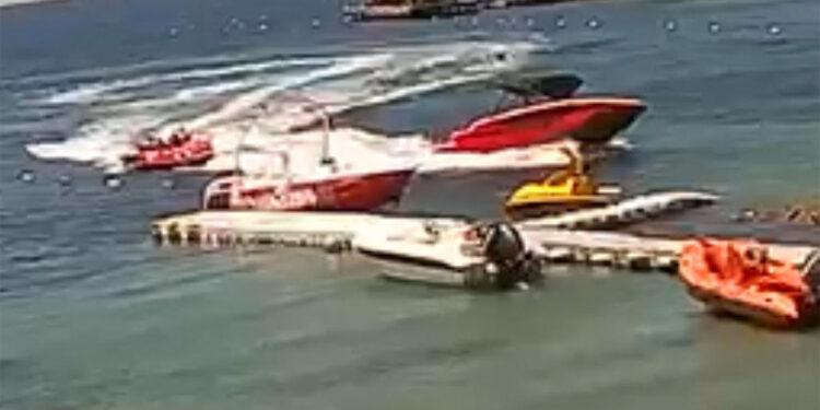 Deniz yatağının iskeledeki tekneye çarpması kamerada