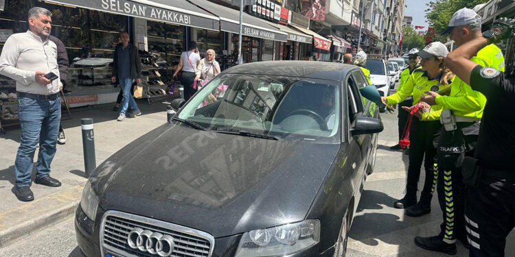 Bağcılar'da Trafik Haftası'nda polisten kadın sürücülere gül