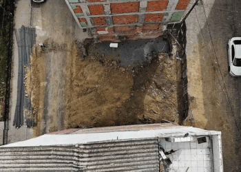 Bağcılar'da toprak kayması nedeniyle tahliye edilen bina görüntülendi