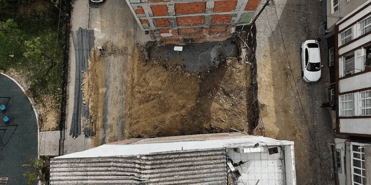 Bağcılar'da toprak kayması nedeniyle tahliye edilen bina görüntülendi