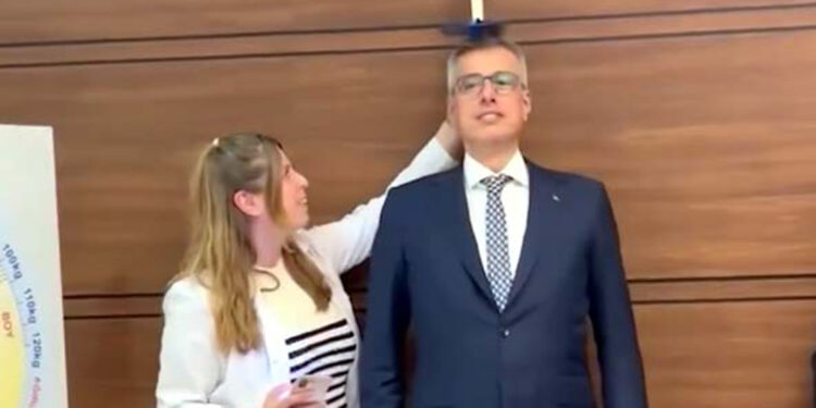 Bakan Memişoğlu, vücut kitle indeksini ölçtürdü