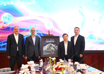 Bakan Uraloğlu, Huawei ve ZTE yöneticileriyle bir araya geldi