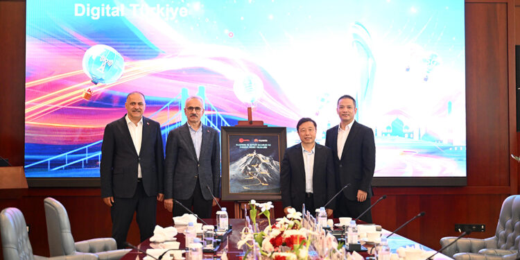 Bakan Uraloğlu, Huawei ve ZTE yöneticileriyle bir araya geldi