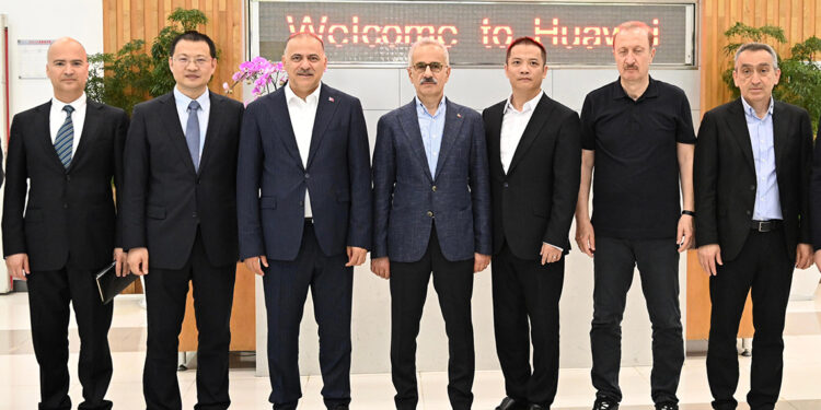 Bakan Uraloğlu, Huawei'in 5G üretim tesisini ziyaret etti